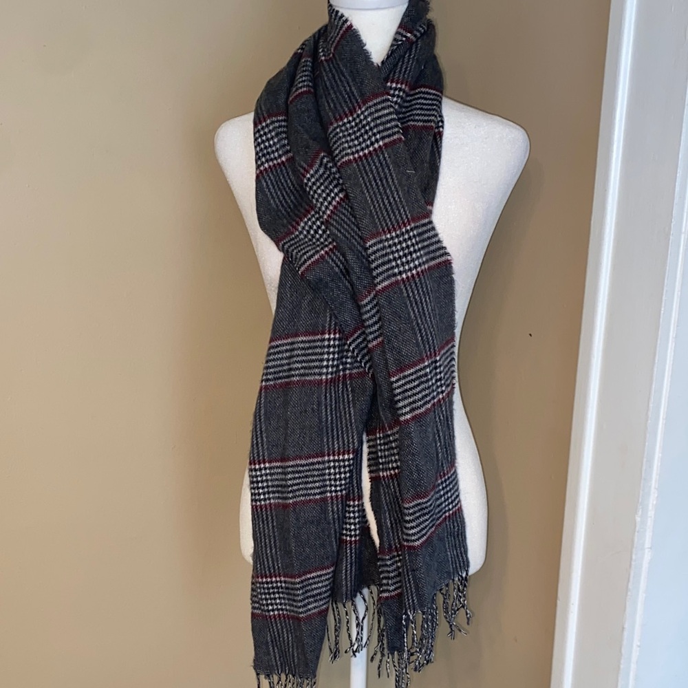 NWOT Gray Plaid Soft Fall Winter Preppy Scarf